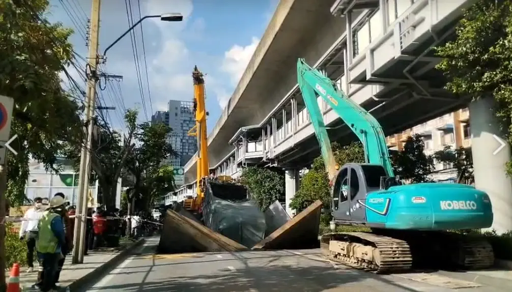 "ชัชชาติ" ชง ตร.สอบปม "ส่วย" หลังเจอสติกเกอร์ปริศนาบนสิบล้อทำถนนยุบ