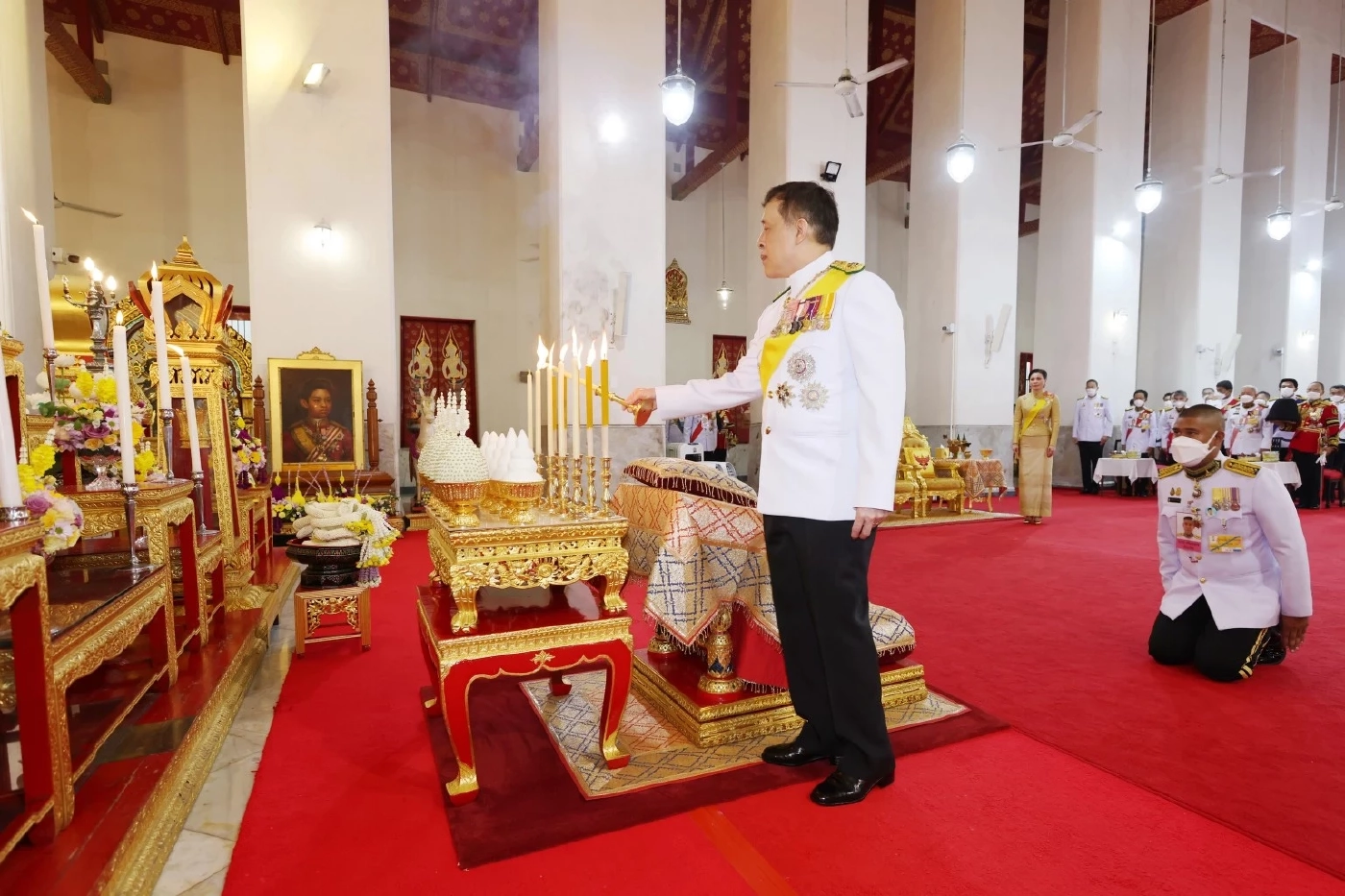 ในหลวง พระราชินี ทรงบำเพ็ญพระราชกุศลถวายผ้าพระกฐิน วัดมหาธาตุ