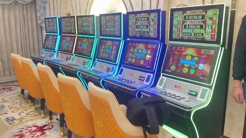 ตม.บุกจับบ่อนหรู บนโรงแรม ย่านงามวงศ์วาน จับนักพนันชาวจีนเพียบ