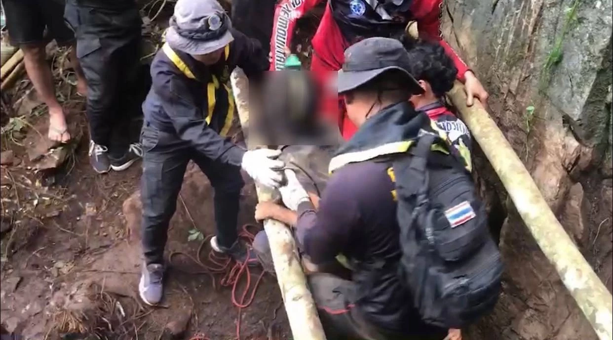 รอดปาฏิหาริย์! กู้ภัยฯ โรยตัวช่วยชาวบ้าน พลัดตกโพรงถ้ำ นาน 5 วัน