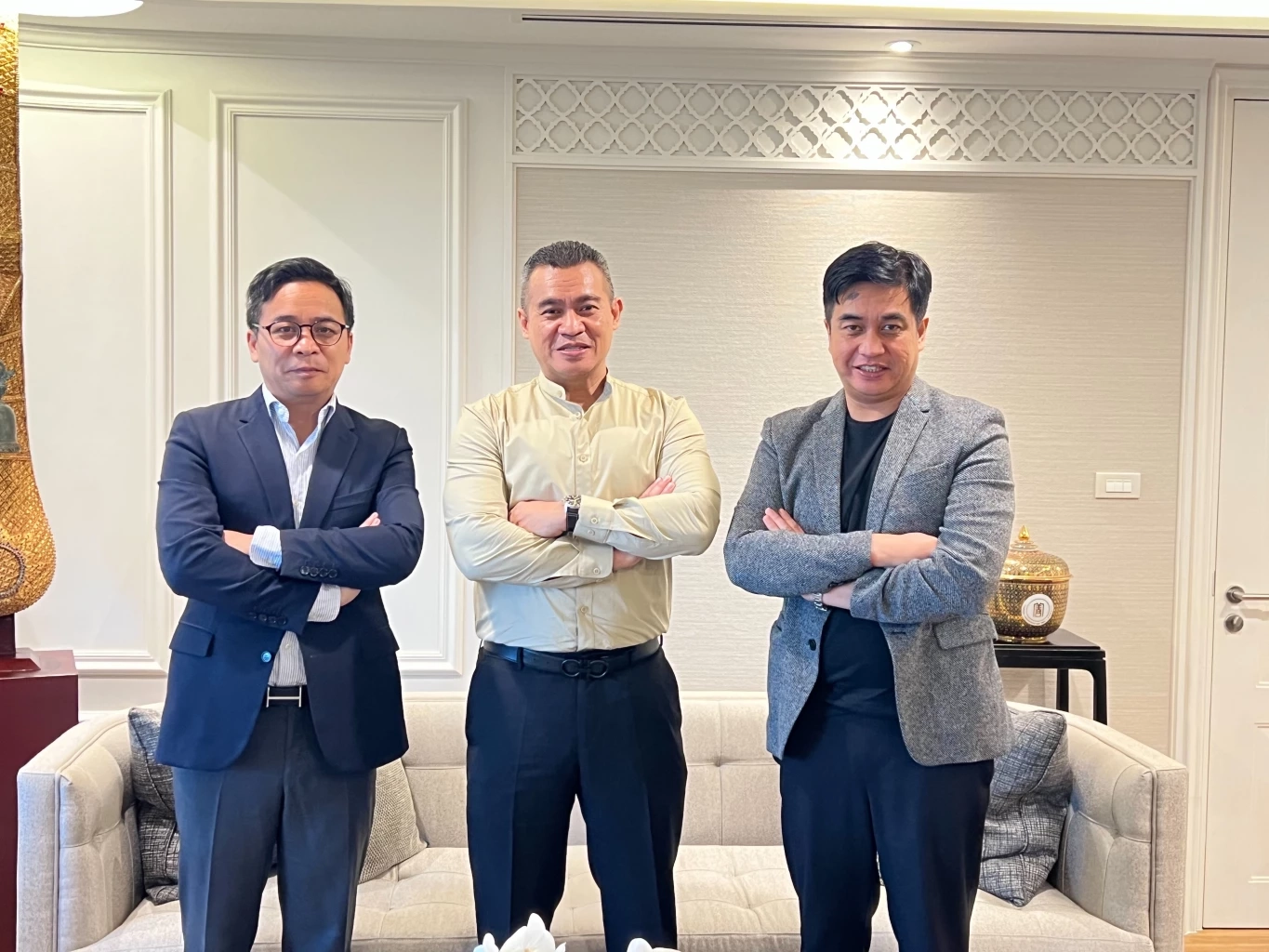 พระองค์เจ้านโรดม อัมฤทธิวงศ์ คนที่ให้สัมภาษณ์  สมเด็จพระนโรดม นรินทรพงษ์ คนขวา  เจ้าชายนโรดม รวิจักร์ คนซ้าย