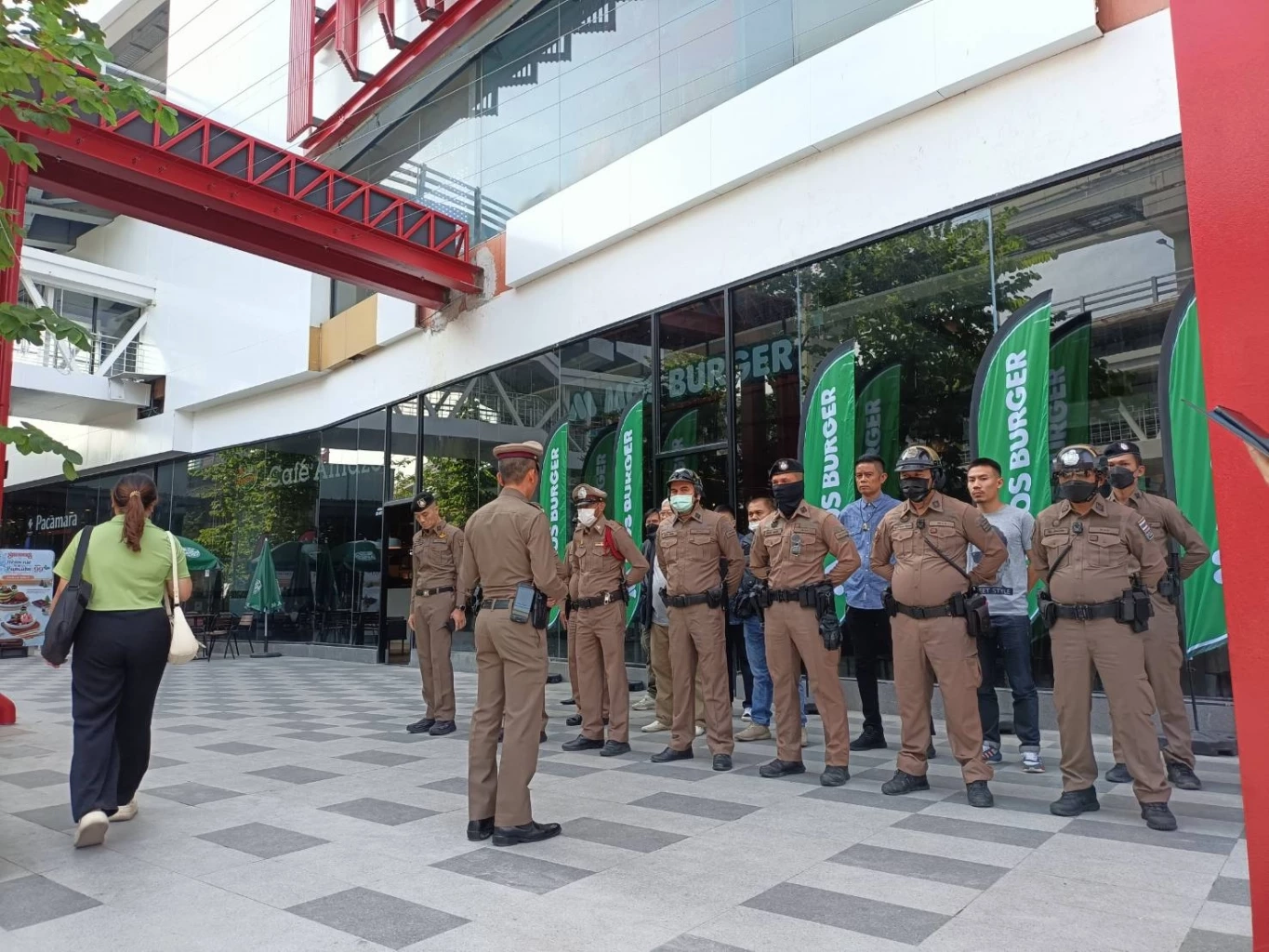 ตร.ตั้งจุดเฝ้าระวังนักเรียนช่างเข้าชม 4kings 2 ป้องกันเหตุรุนแรง