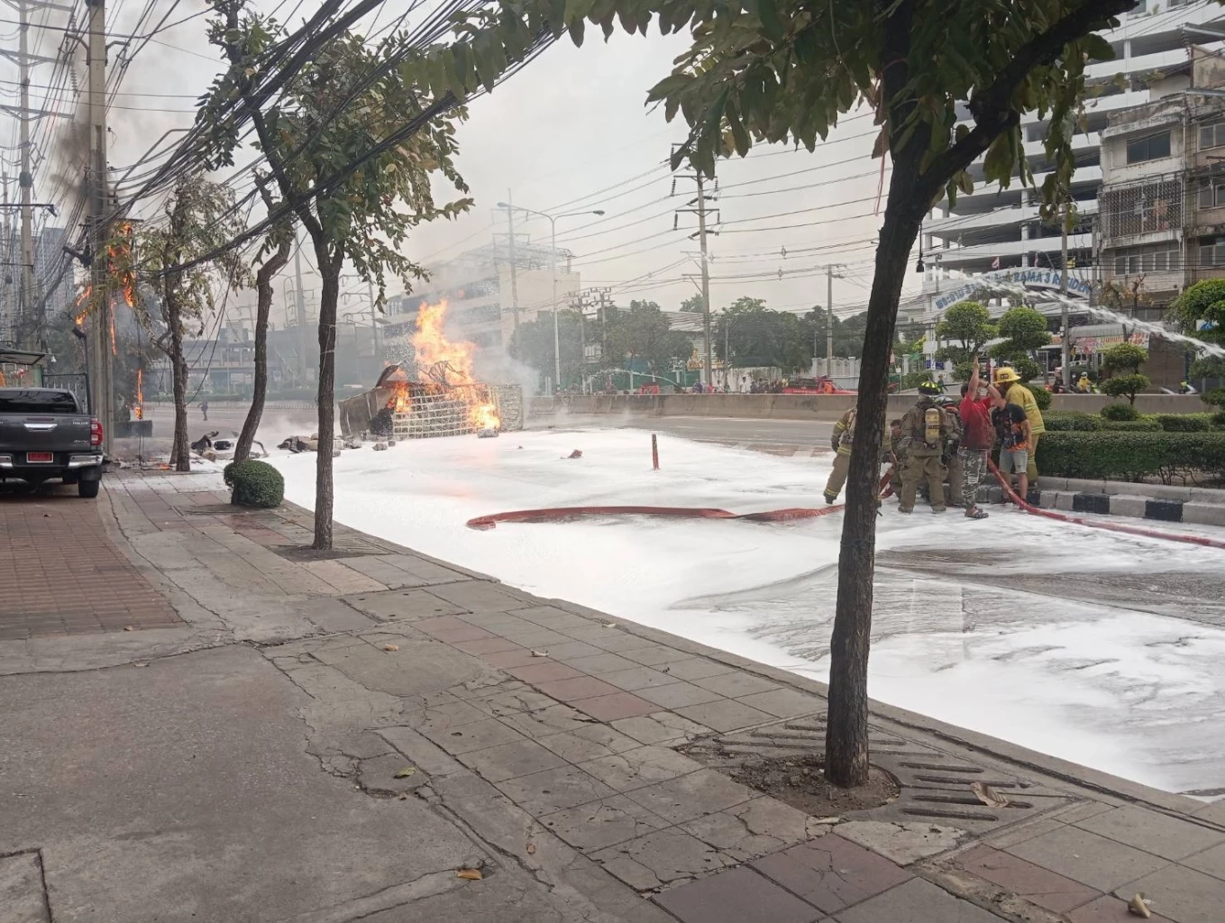 ระทึก! รถบรรทุกแก๊สพลิกคว่ำ เพลิงลุกไหม้ กลางถนนพระราม 3 บาดเจ็บ 2 ราย