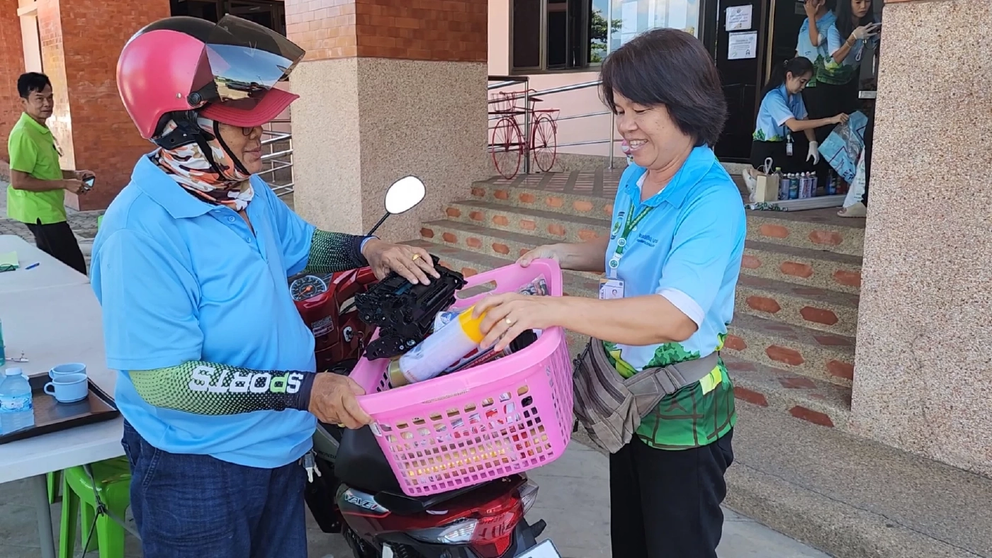 อบต.สาริกา ผุดไอเดียนำขยะอันตรายแลกไข่ไก่ ลดปริมาณขยะ ในพื้นที่