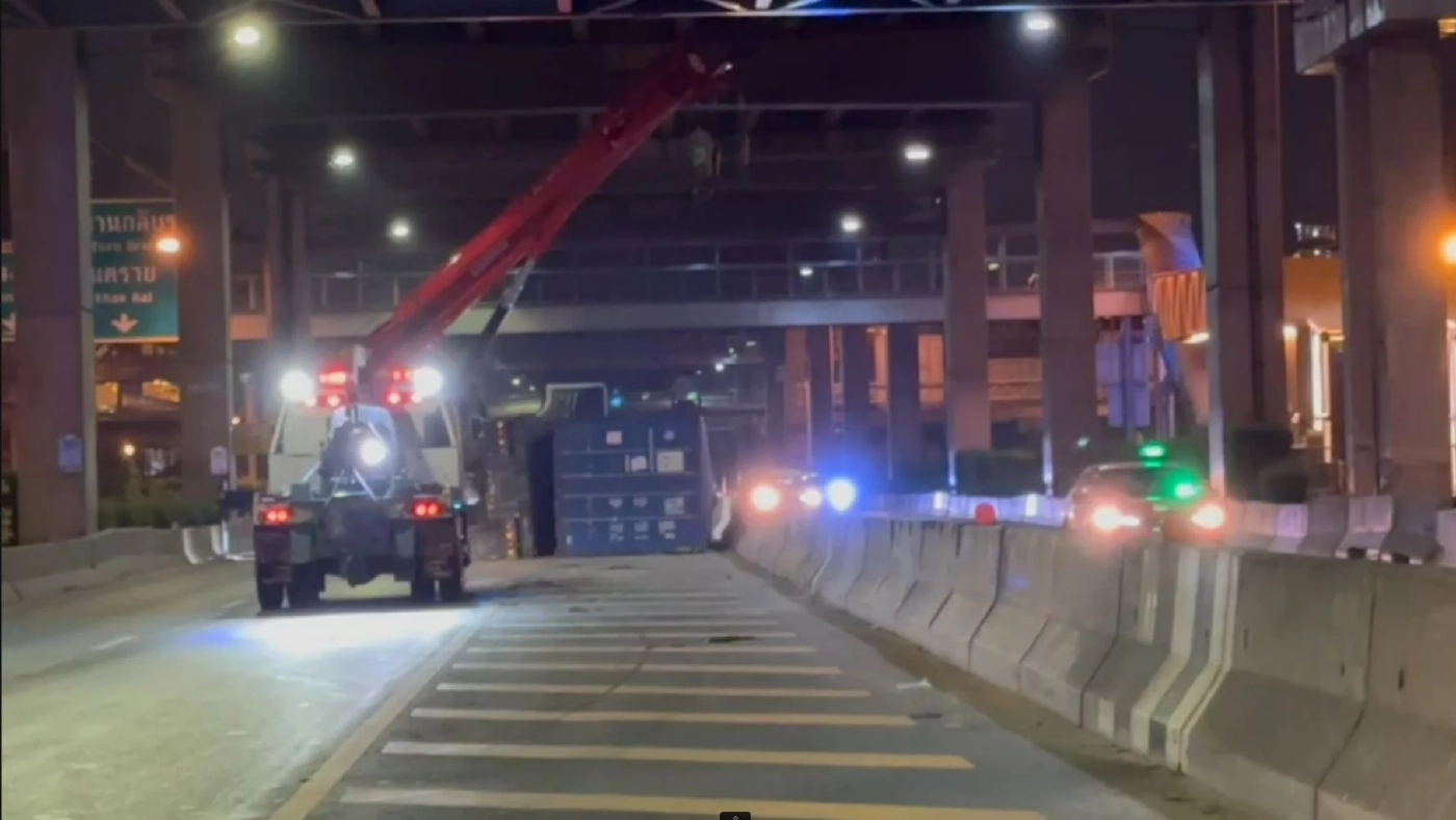 อุบัติเหตุระทึก! บรรทุกพ่วง ไถลพลิกตะแคงกลาง ถ.วิภาฯ