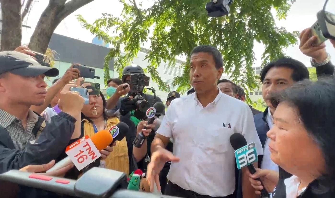 โปรดหลีกเลี่ยงเส้นทาง! ปากซอยสุขุมวิท 64/1 ถนนทรุดตัว รถติดสะสมหนัก