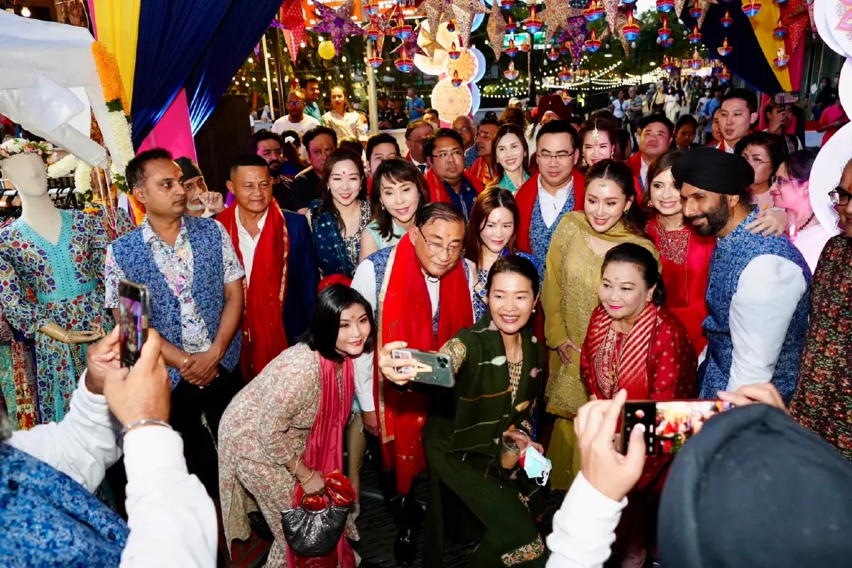 ควง รมต.เพื่อไทย สวมชุดอินเดีย ร่วมเทศกาลแห่งความสุข “ดิวาลี” ย่านพาหุรัด