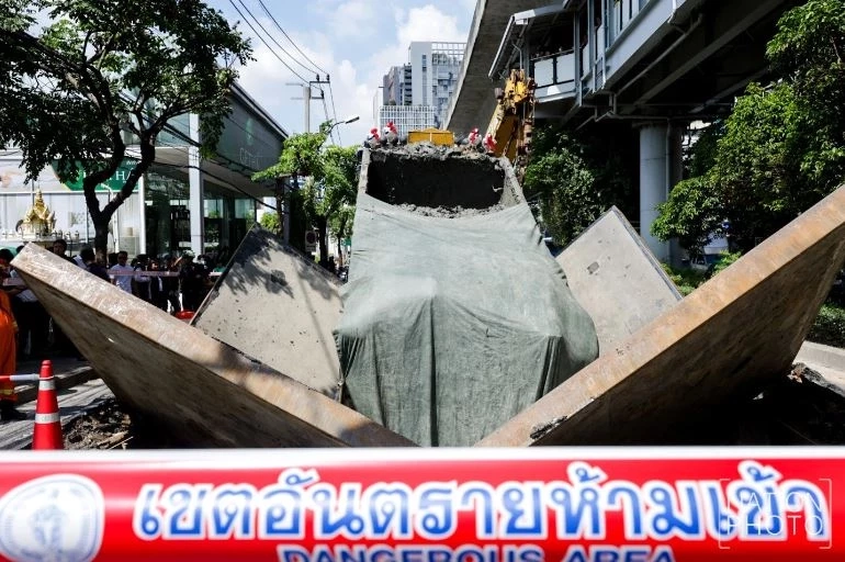 สรุปให้แล้ว รถบรรทุกขนดิน ทำถนนทรุด ปากซอยสุขุมวิท 64/1 โยงปมส่วยสติกเกอร์?