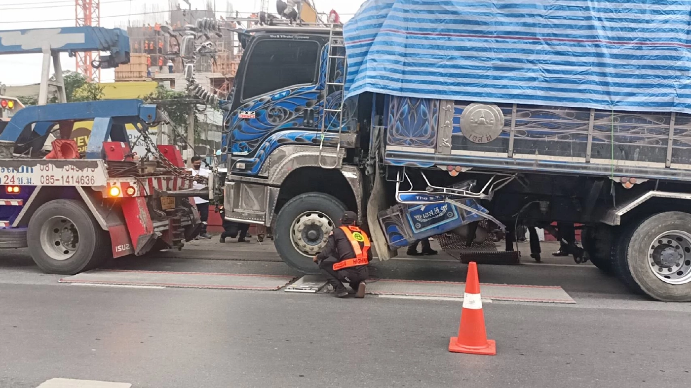 ตร.เอาผิด 2 ข้อหา คนขับสิบล้อบรรทุกน้ำหนักเกิน ทำถนนยุบ เสนอริบรถของกลาง