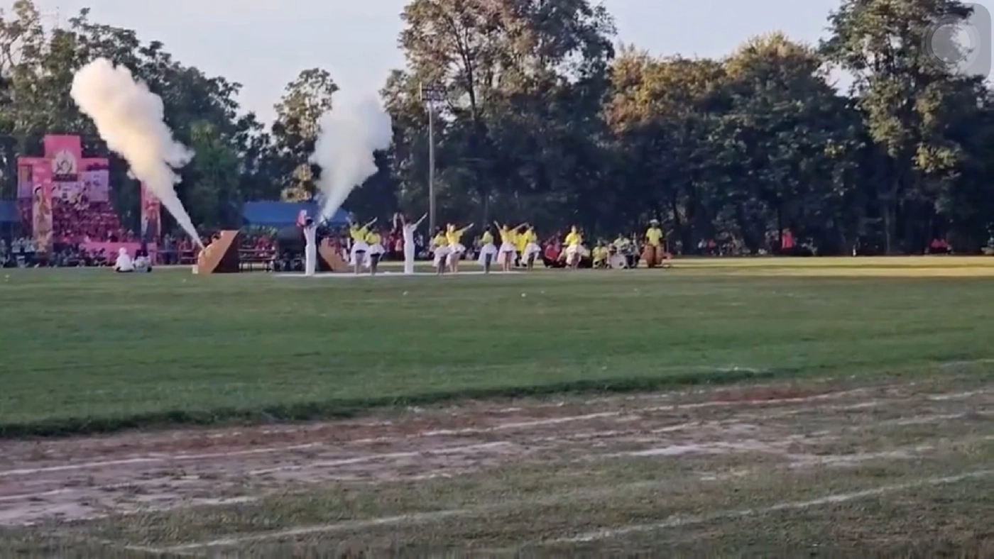 นร.ใช้ถังดับเพลิง ทำเอฟเฟกต์ควันแสดงปิดกีฬาสี ถูกหามส่ง รพ.ระนาว (มีคลิป)