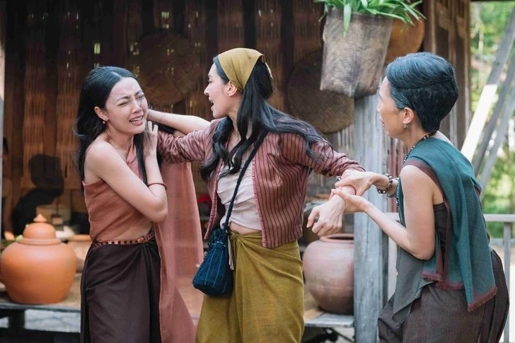 เปิดเรื่องย่อ พรหมลิขิตคืนนี้ "แม่กลิ่น" ถูกโบย สาบานจะจองเวรพุดตานตลอดไป