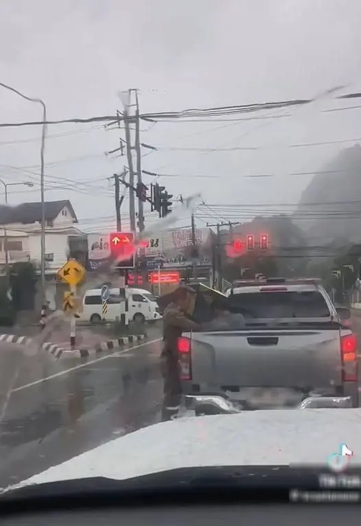โซเชียลชื่นชม ฝนตกหนัก ตร.เห็นแก่ความเป็นมนุษย์ กางร่มพาผู้ต้องหาไปนั่งในรถ