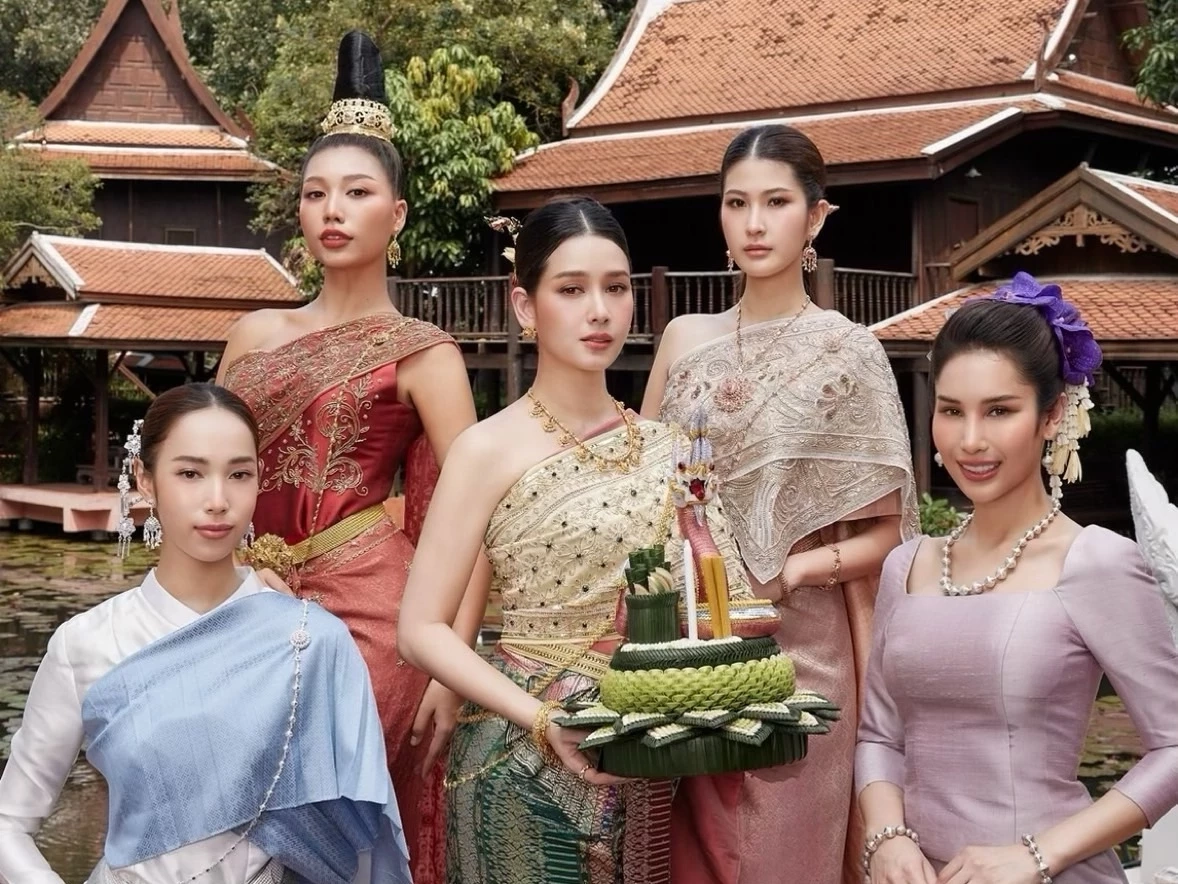 “โม อมีนา” ควงลูกทีมนางร้ายป้ายแดง แต่งชุดไทยสืบสานประเพณี "ลอยกระทง 2566"
