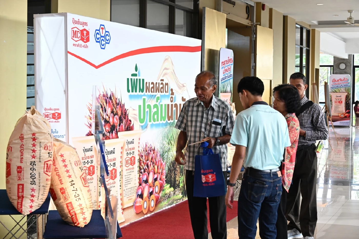 มอ. สุราษฎร์ธานี ร่วมกับ บมจ. ไทยเซ็นทรัลเคมี เพิ่มผลผลิต-คุณภาพ ปาล์มน้ำมันไทย