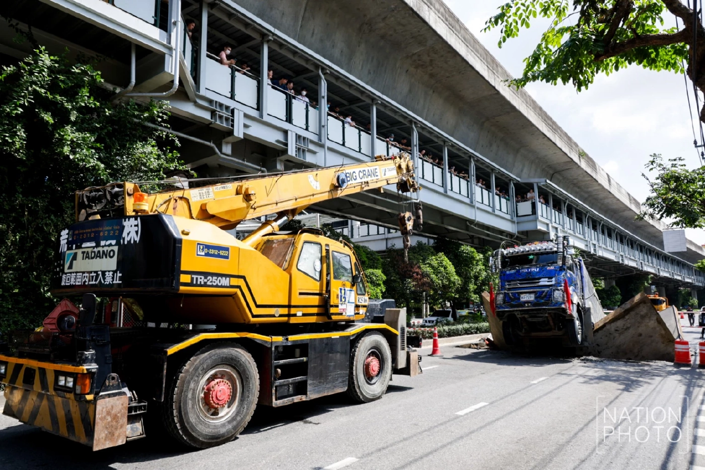 กทม. เตรียมเอาผิด "สิบล้อ-ไซต์งานต้นทาง" ทำถนนปากซอยสุขุมวิท 64/1 ทรุด