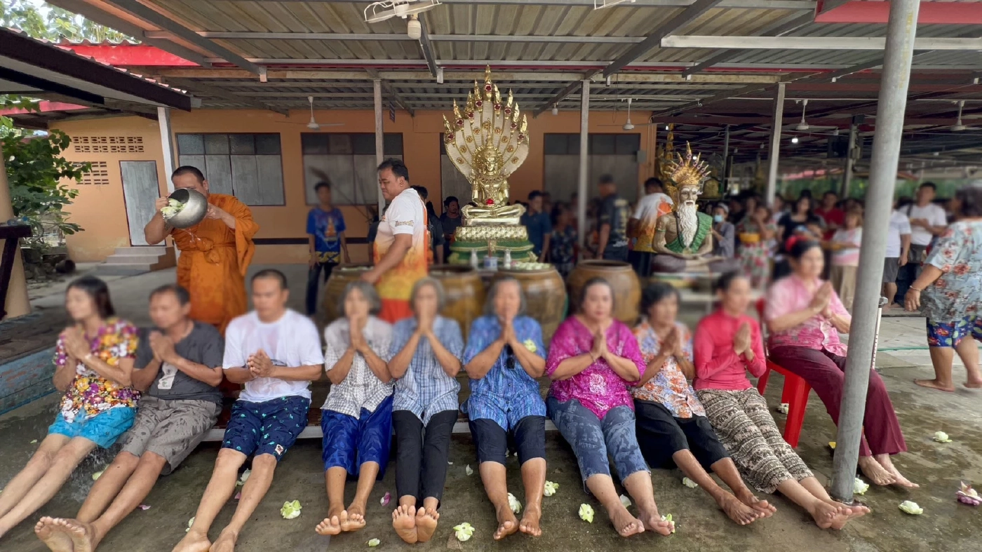 แห่อาบน้ำมนต์ เจิมมือ สะเดาะเคราะห์ หวังรับโชค