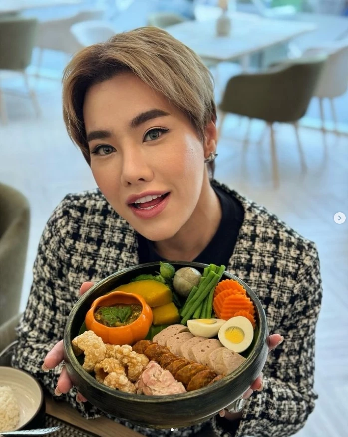 เปิดภาพล่าสุด ‘ดีเจบุ๊คโกะ’ ละมุนมากแม่ แฟนคลับเผยลุคใหม่จำแทบไม่ได้