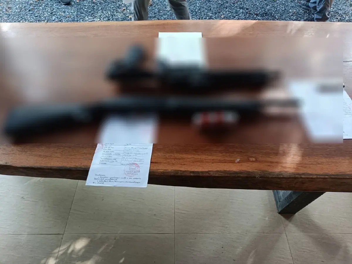 ค้นบ้านอดีต สจ.พัทลุง หลังพบชื่อครอบครองปืน  M16 เสี่ยแป้ง ยึดได้บนเขาบรรทัด