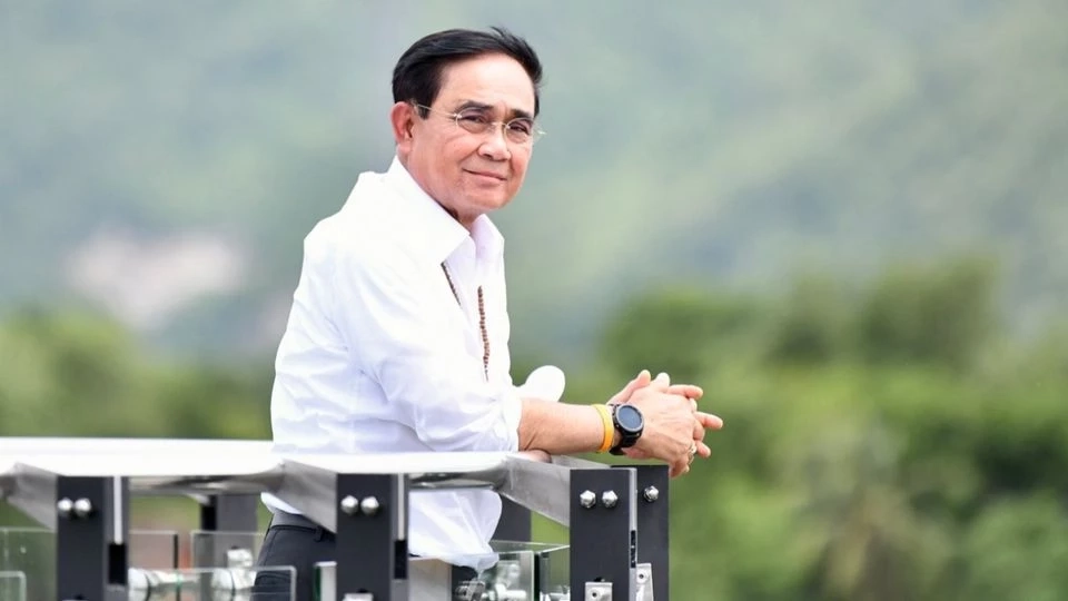 เรียกเสียงฮือฮา! บิ๊กตู่ ยกมือไหว้รับ ครอบครัวชินวัตร