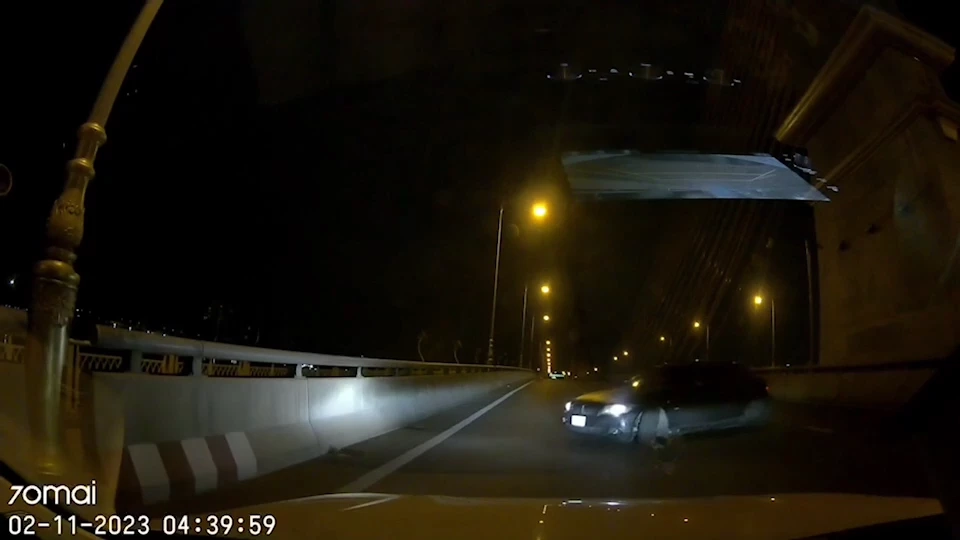 เปิดคลิปหนุ่มคลั่ง ขับรถหรู ไล่หนุ่ม MC แซงได้ย้อนศรพุ่งชน หงายการ์ดป่วยจิต