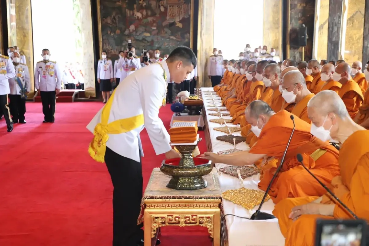 'ในหลวง' โปรดเกล้าฯ 'เจ้าฟ้าทีปังกร' ถวายผ้าพระกฐิน ณ วัดสุทัศนเทพวราราม