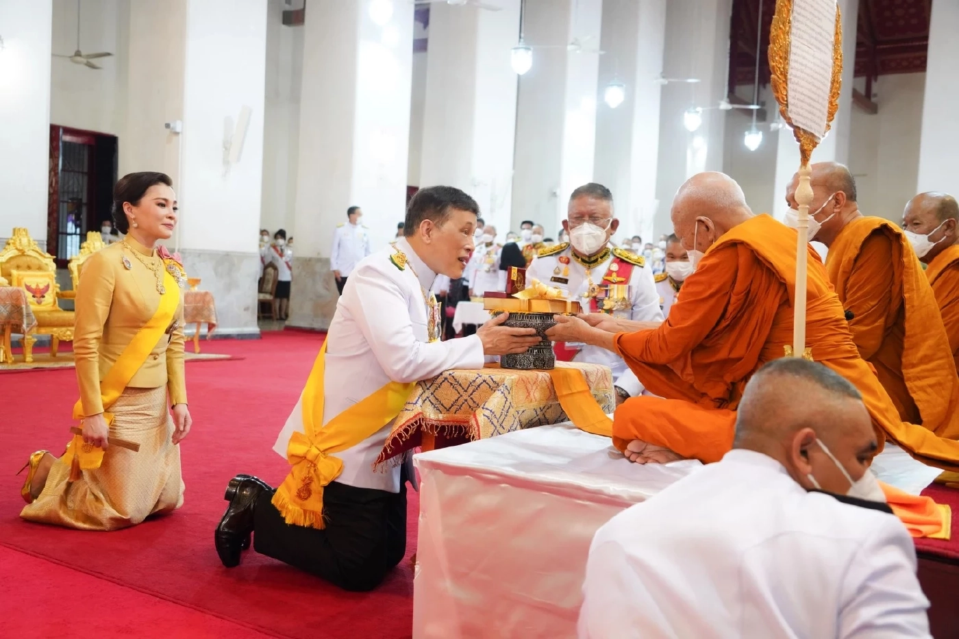 ในหลวง พระราชินี ทรงบำเพ็ญพระราชกุศลถวายผ้าพระกฐิน วัดมหาธาตุ
