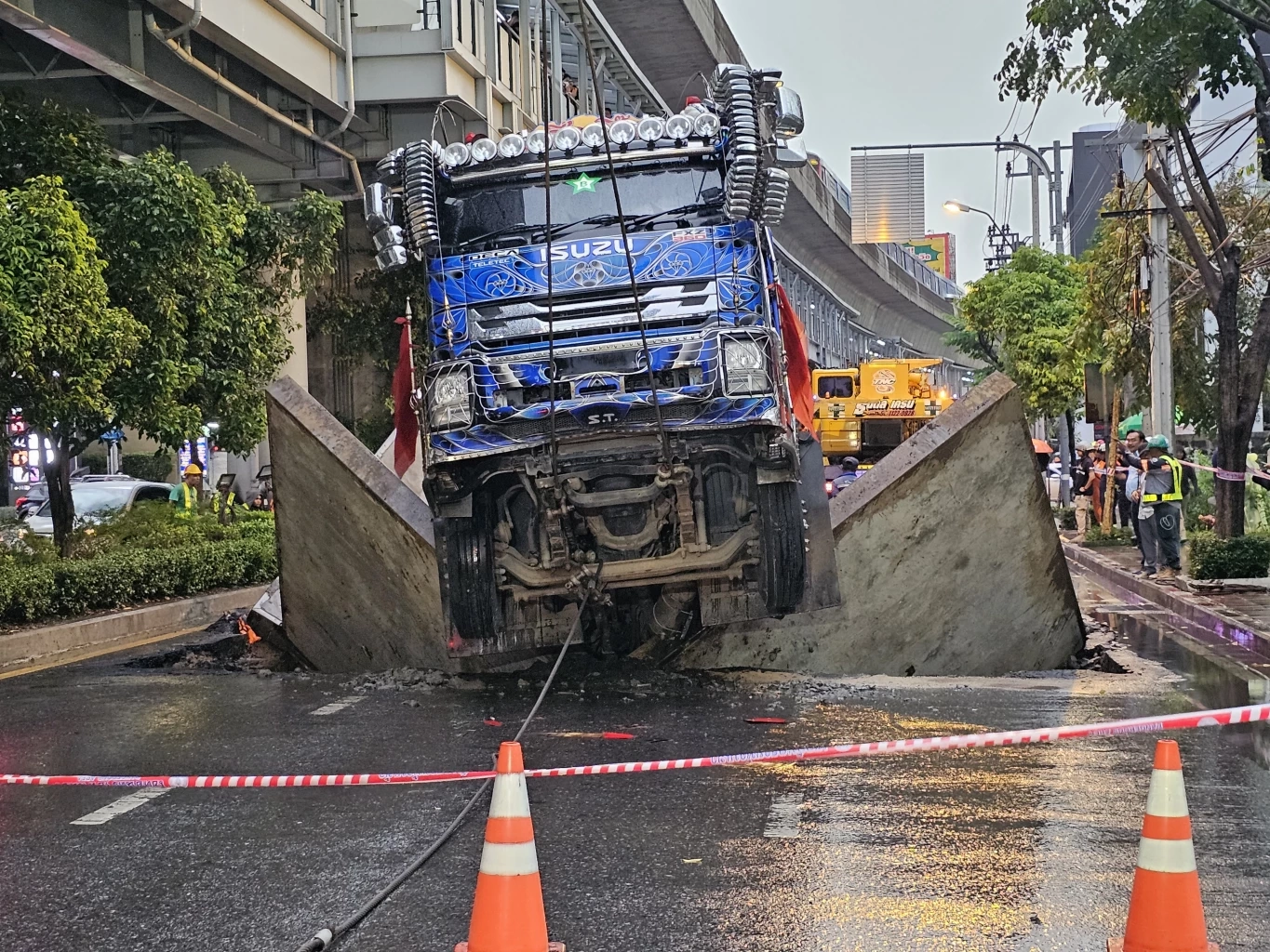 ตร.เรียกสอบ เสี่ยบิ๊ก เจ้าของสิบล้อ จงใจบรรทุกน้ำหนักเกิน ทำถนนทรุดหรือไม่