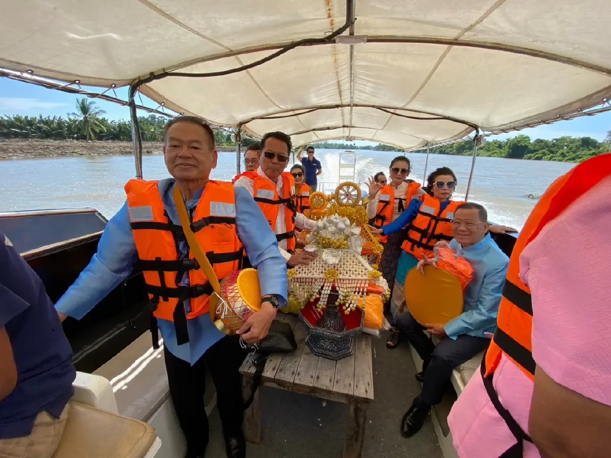 "อรรถพล ใหญ่สว่าง" นำ 2 สมาคมฯ-กลุ่มอัยการ ทอดกฐินทางเรือ
