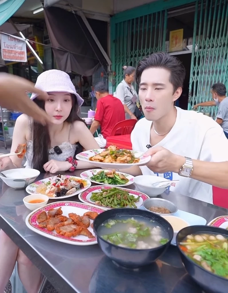 คนจีนตามรอยแน่ "บี้" พา "เนเน่" ตระเวนกินอาหารตามสั่ง ดันเป็นซอฟต์พาวเวอร์