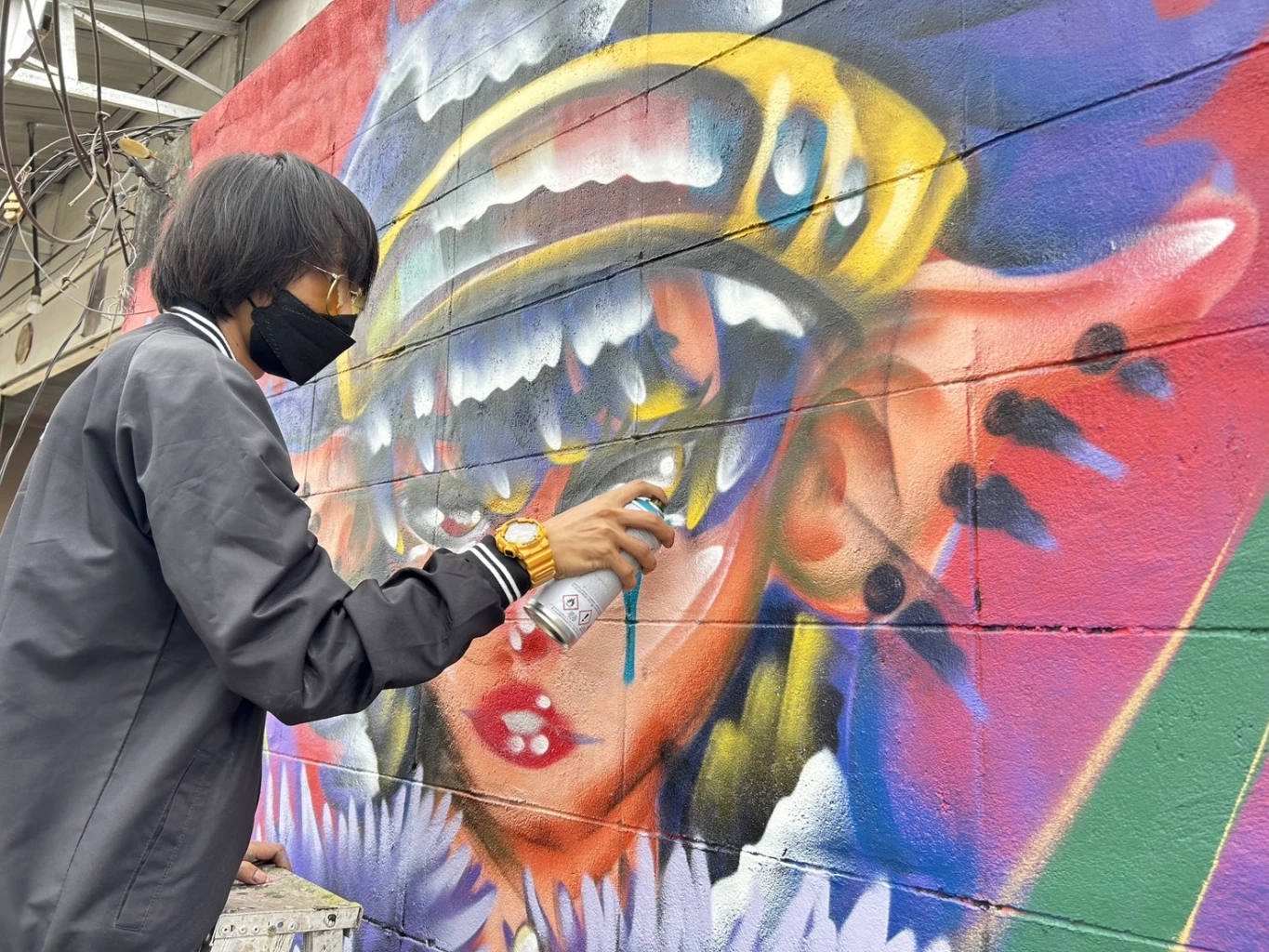 ปลื้มอาจารย์ เฉลิมชัย ตามตัว พ่นสี Street Art บนกำแพงลานจอดรถ วัดร่องขุ่น