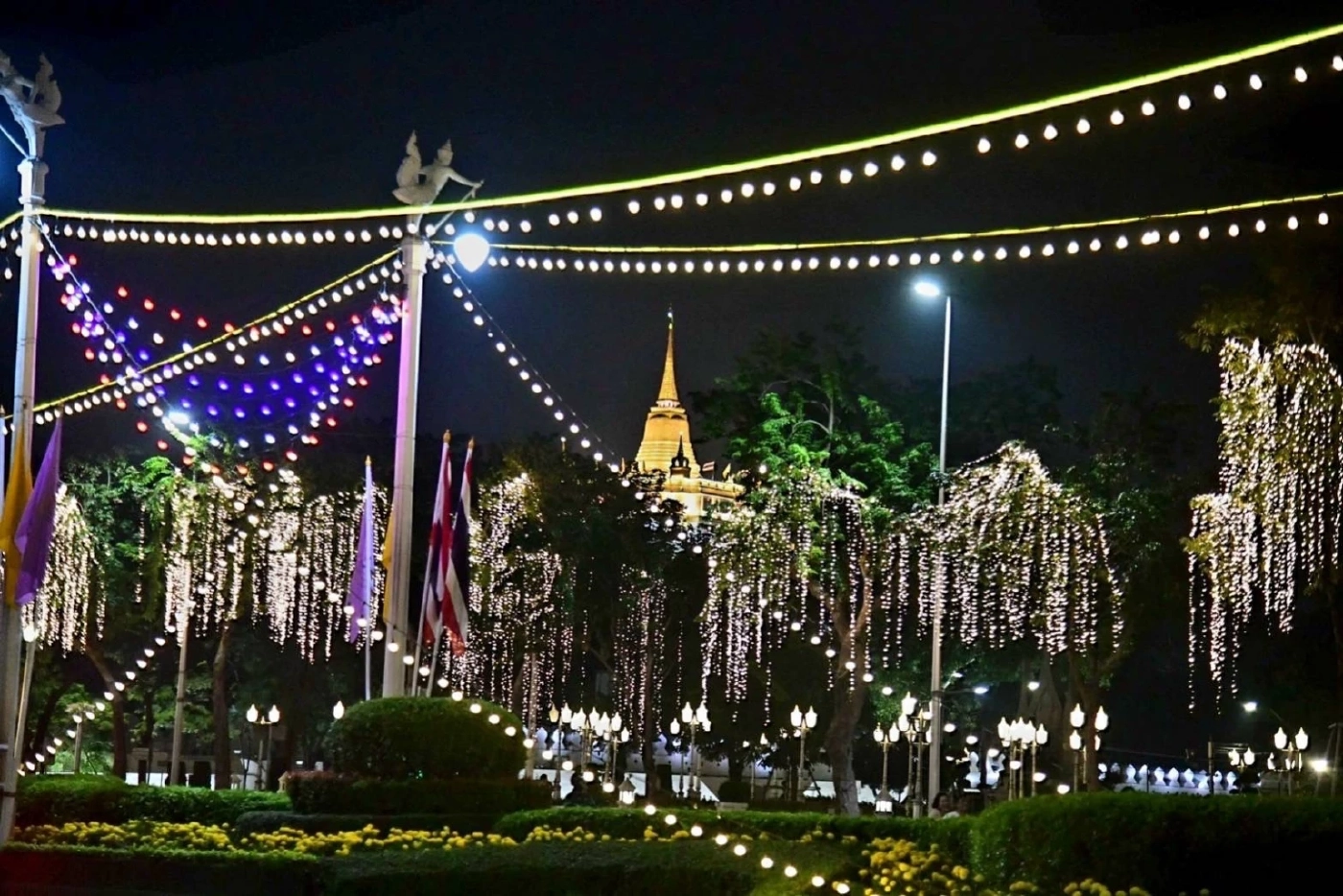 ผู้ว่าการ MEA ลงพื้นที่ตรวจการติดตั้งไฟประดับปีใหม่ ถนนราชดำเนิน