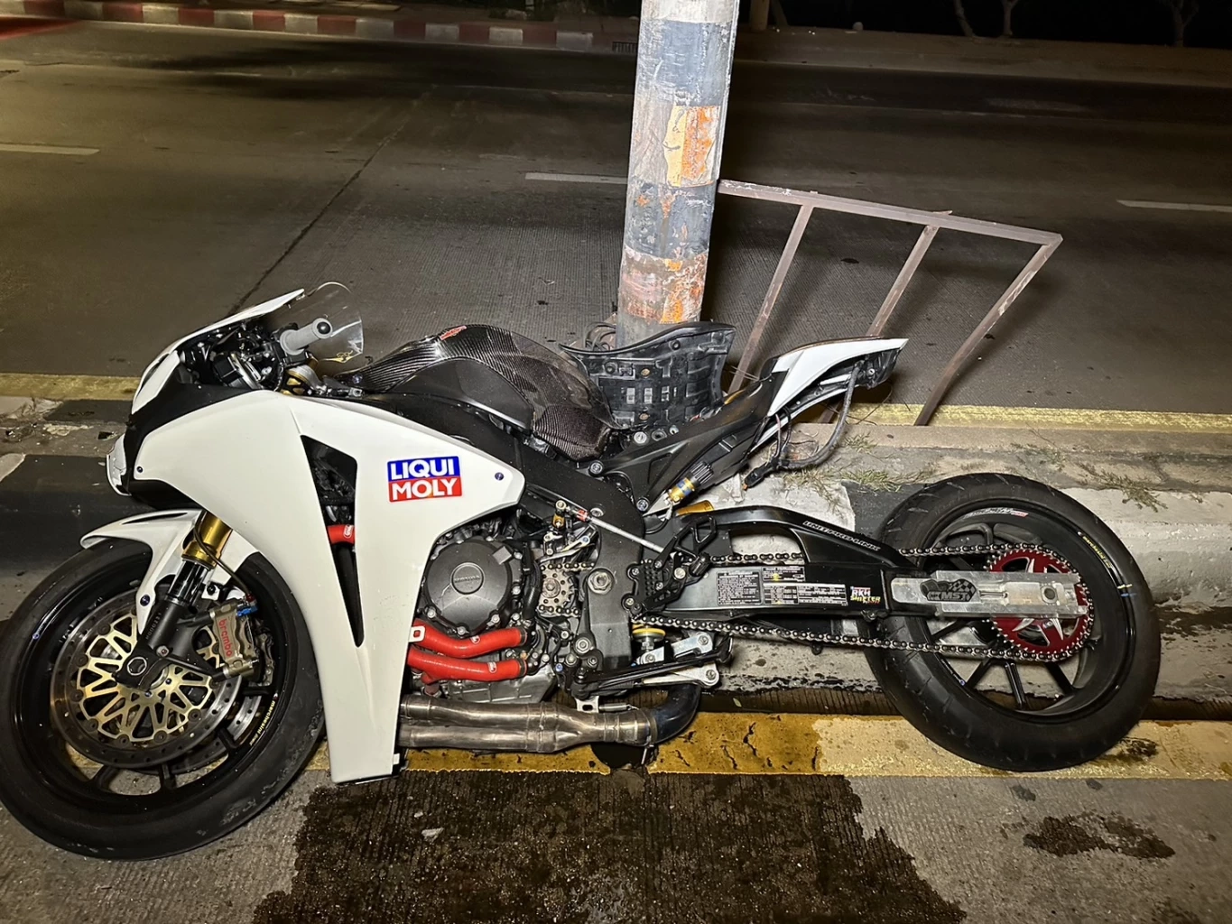 นักแข่งบิ๊กไบค์ชื่อดัง ซิ่งรถแหกโค้งเสียชีวิต ก่อนถึงบ้านแค่ กม.เดียว