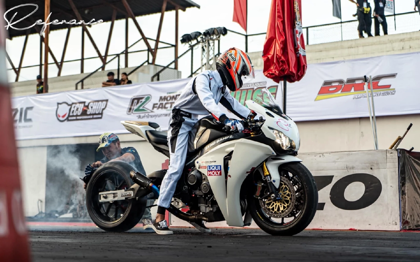 นักแข่งบิ๊กไบค์ชื่อดัง ซิ่งรถแหกโค้งเสียชีวิต ก่อนถึงบ้านแค่ กม.เดียว