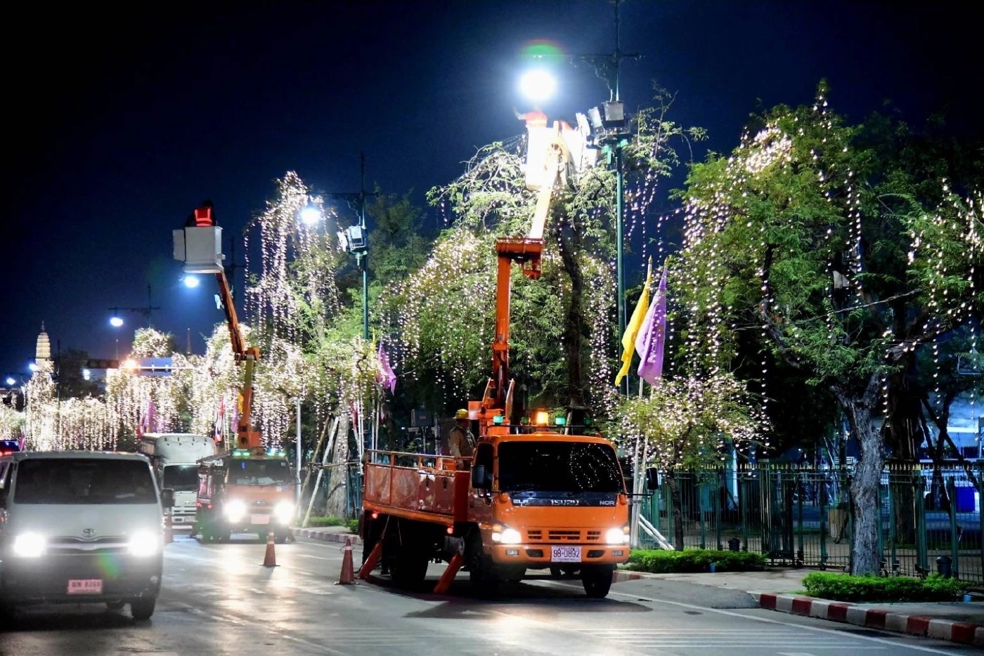 ผู้ว่าการ MEA ลงพื้นที่ตรวจการติดตั้งไฟประดับปีใหม่ ถนนราชดำเนิน