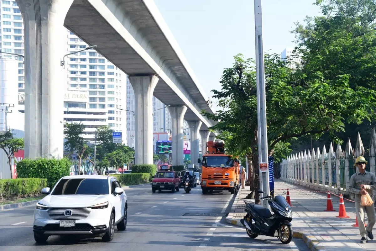 มท.1 ร่วมรื้อเสาไฟฟ้าต้นสุดท้าย พร้อมเนรมิตพหลโยธิน ถนนสวยไร้เสาสาย