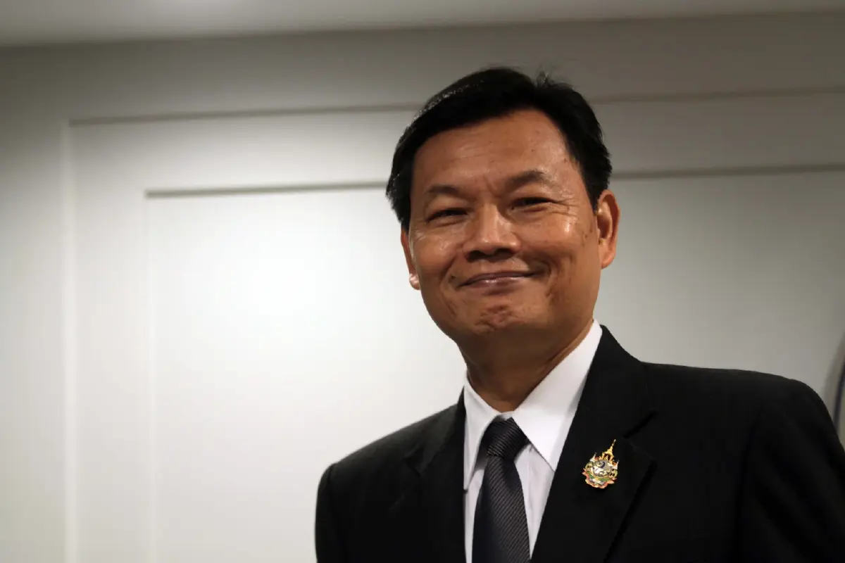 นายถวิล เปลี่ยนศรี