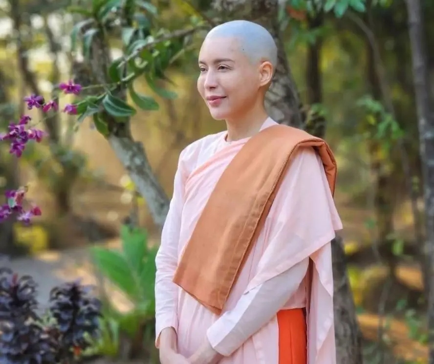 แฟน ๆ ร่วมอนุโมทนา กิ๊ก มยุริญ ปลงผมบวชชีประเทศพม่า