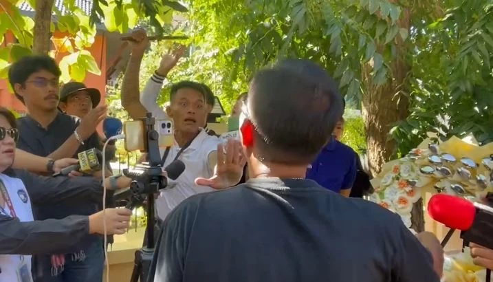 หวิดวุ่น! แฟนคลับไม่พอใจ "ปู่มหามุนี" มอบพวงหรีดให้กำลังใจลุงพล-ป้าแต๋น