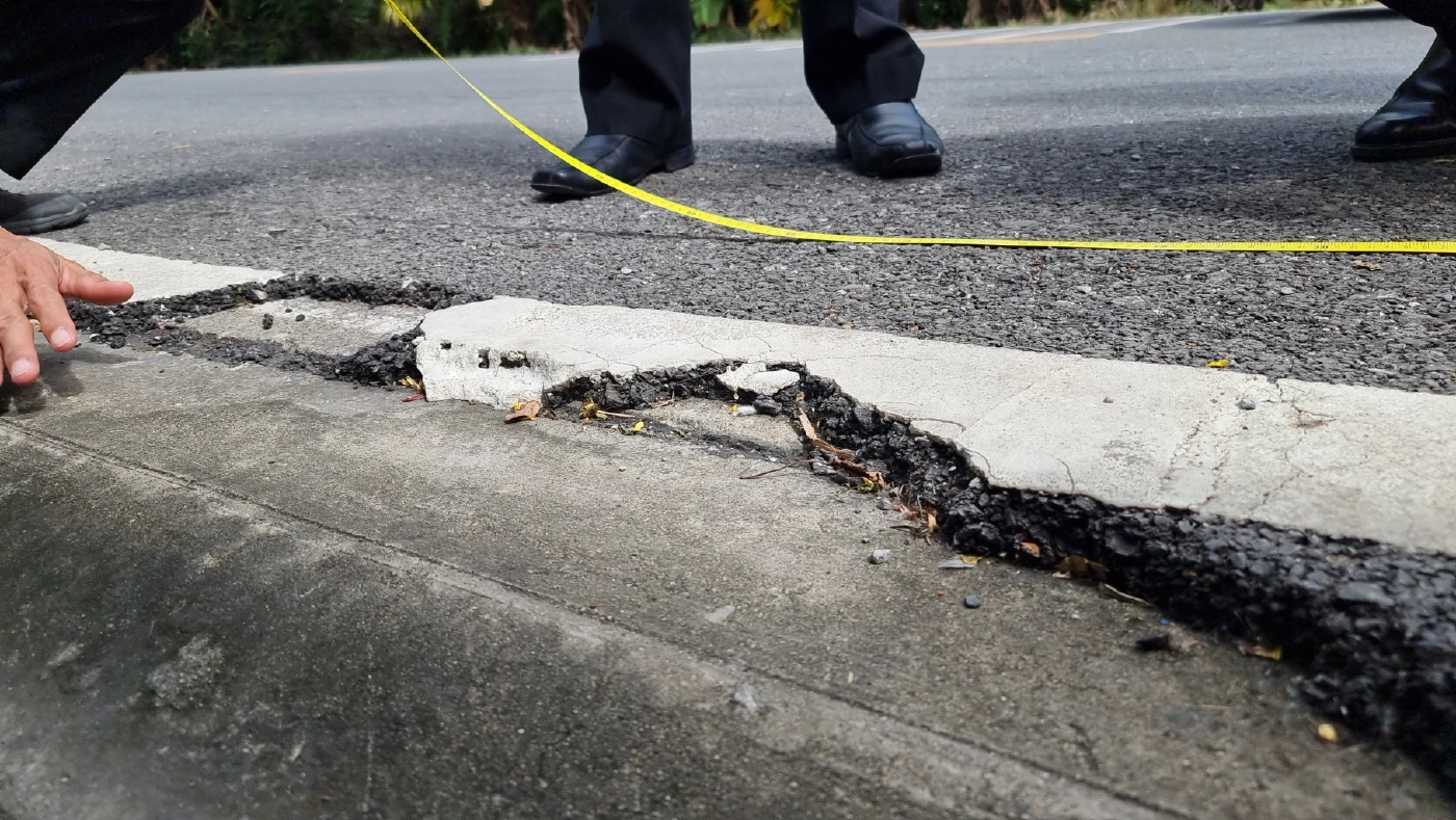 เพจดังโพสต์ภาพถนน ย่านนนทบุรี ลาดยางหนาไม่ถึง 5 ซม.ไม่ตรงตามป้ายโครงการบอก