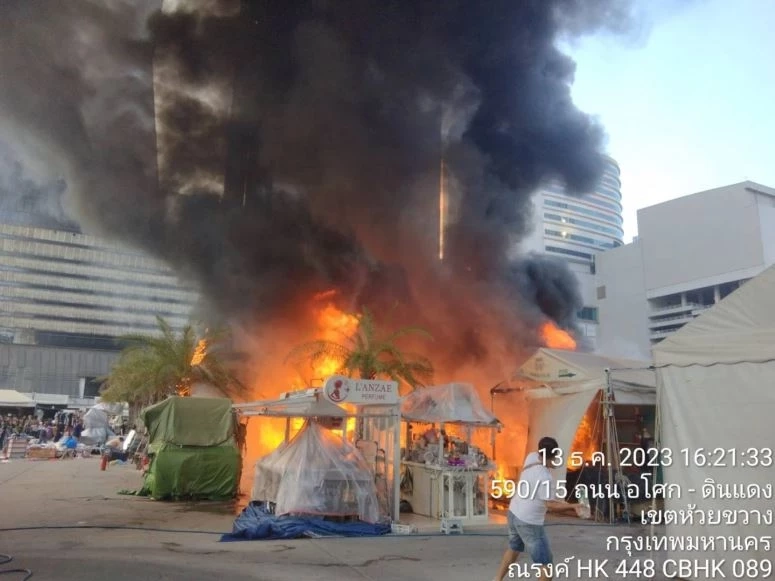 สั่งปิดตลาดจ๊อดแฟร์ ประกาศเขตอันตราย หลังเพลิงไหม้วอด 120 ร้านค้า