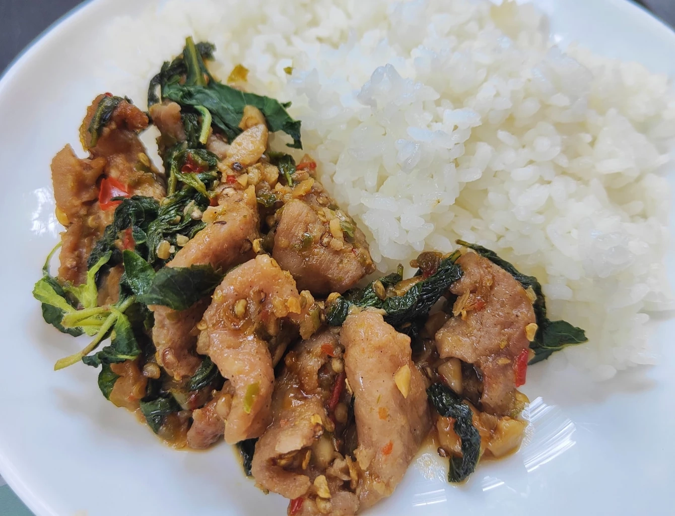 กะเพราหมูคูโรบูตะ