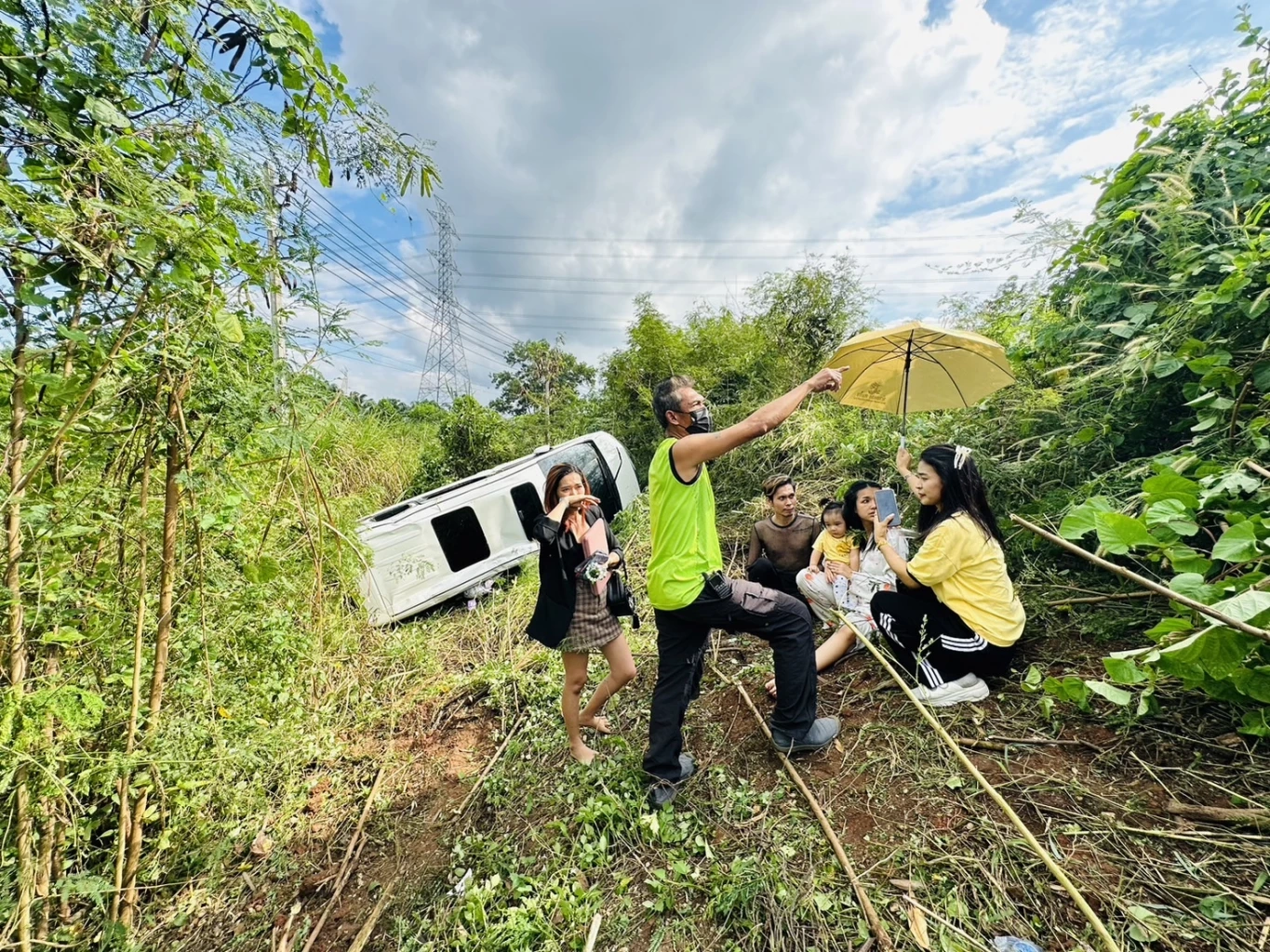 แห่ส่งกำลังใจ "เจนนี่ ได้หมดถ้าสดชื่น" ประสบอุบัติเหตุรถพลิกคว่ำตกข้างทาง
