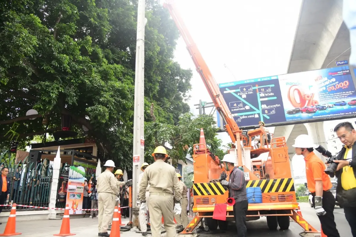 มท.1 ร่วมรื้อเสาไฟฟ้าต้นสุดท้าย พร้อมเนรมิตพหลโยธิน ถนนสวยไร้เสาสาย