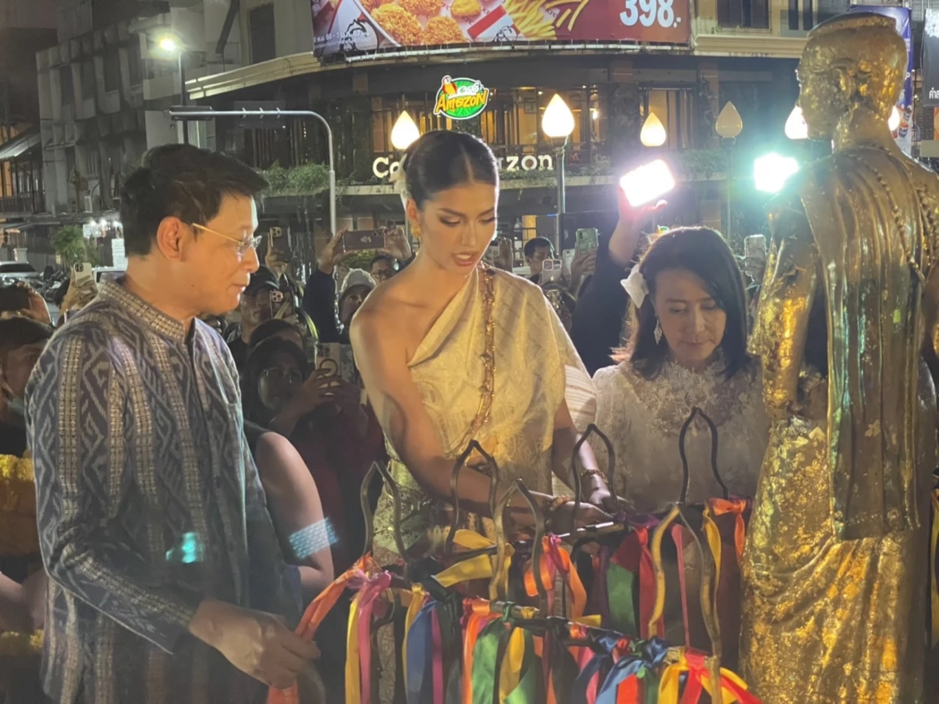 ชาวโคราชแห่ต้อนรับ "แอนโทเนีย" สุดอบอุ่น แถมโชว์ฝีมือทำผัดหมี่แจกเอฟซี