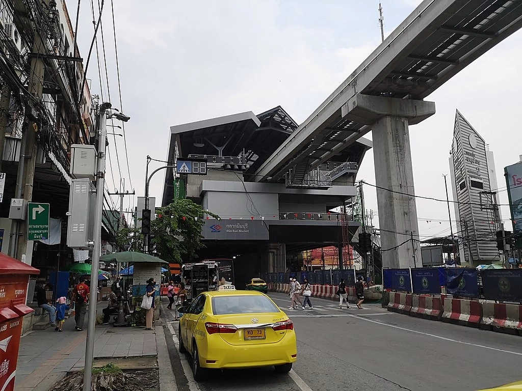 ชวนรู้จัก "น้องนมเย็น" รถไฟฟ้าสายสีชมพู ก่อนเกิดเหตุระทึกรางเหล็กร่วง