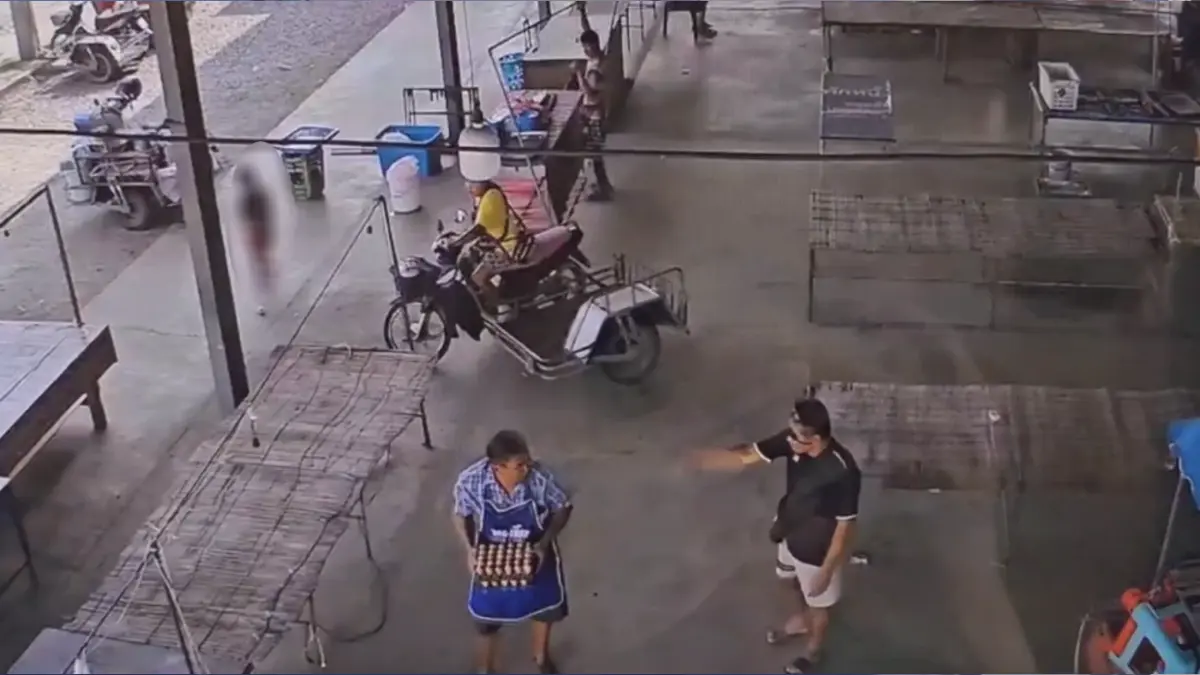 น้องชายจ่อยิงพี่ชายดับกลางตลาดนัด ก่อนตามยิงพี่สะใภ้ถึงบ้านอีกศพ
