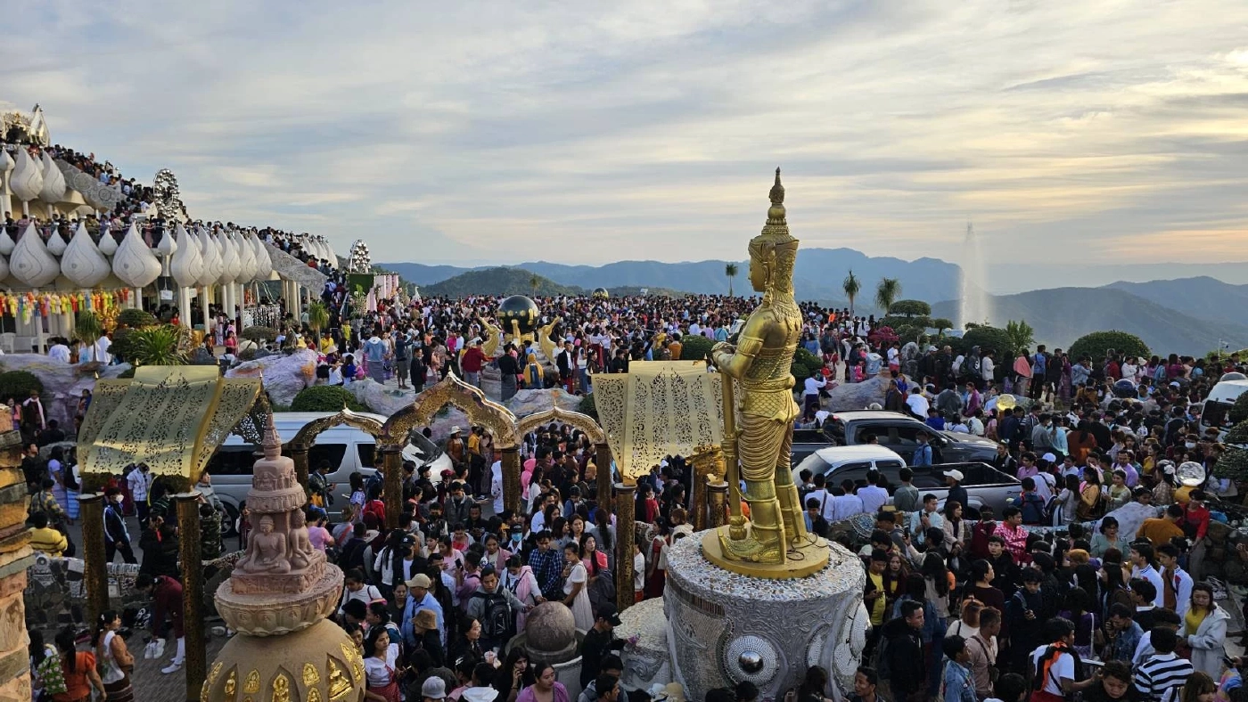 ผู้คนหลั่งไหล แห่ทำบุญแน่น วัดพระธาตุผาซ่อนแก้ว ช่วงหยุดยาวปีใหม่