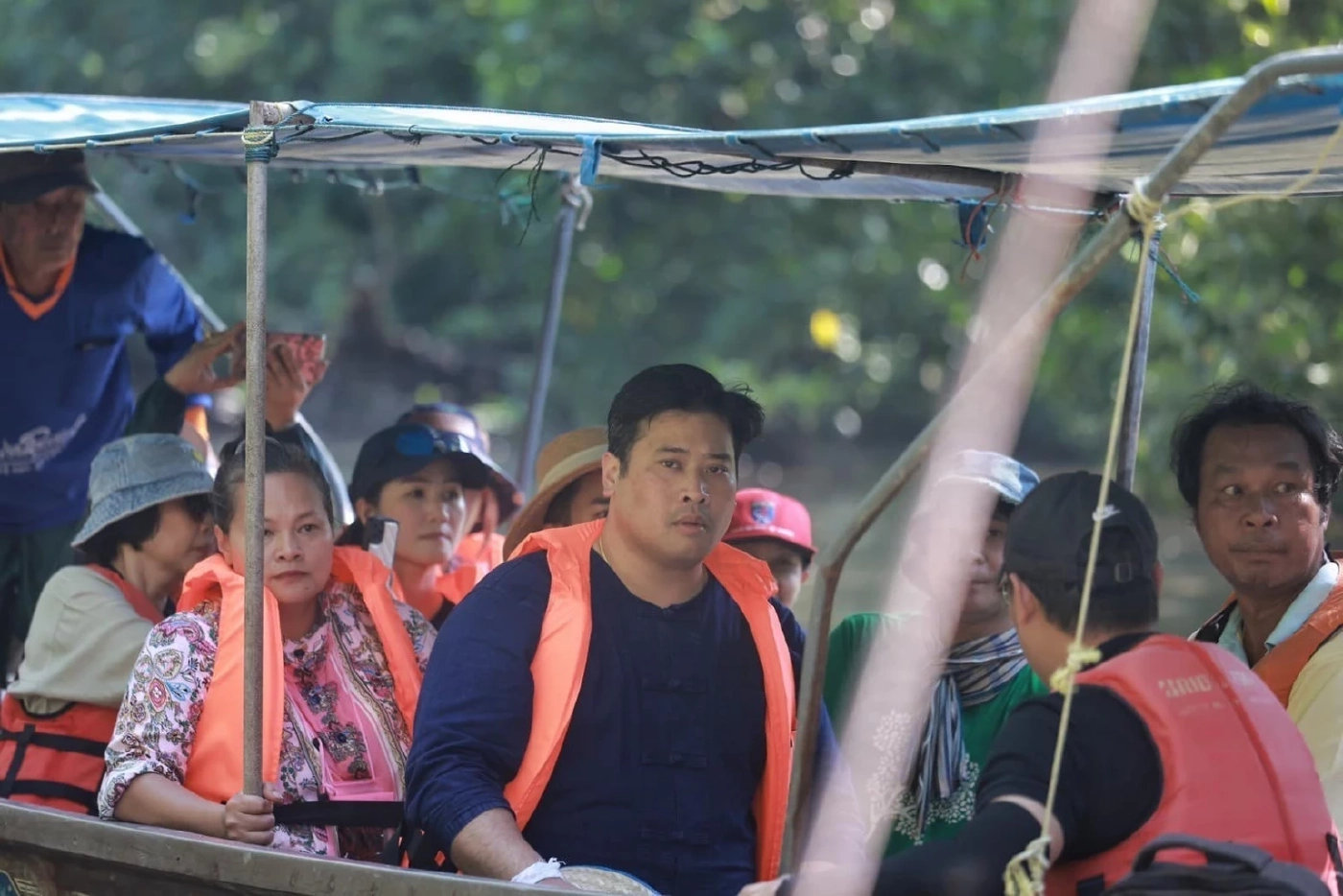 "ท่านอ้น" โพสต์ภาพปลูกป่าโกงกาง พร้อมแคปชัน"ธรรมชาติบำบัด สร้างสมดุลย์"