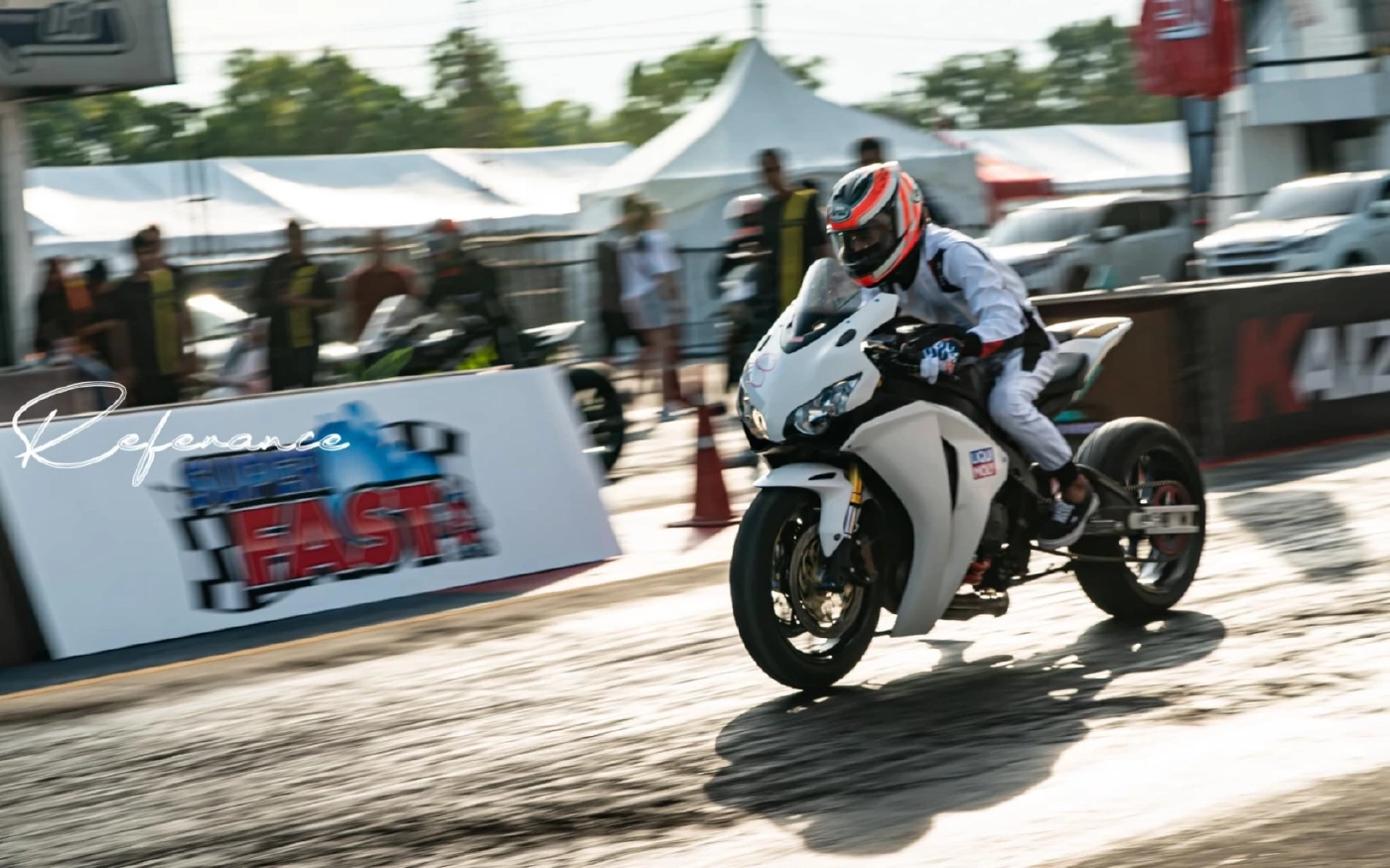 นักแข่งบิ๊กไบค์ชื่อดัง ซิ่งรถแหกโค้งเสียชีวิต ก่อนถึงบ้านแค่ กม.เดียว