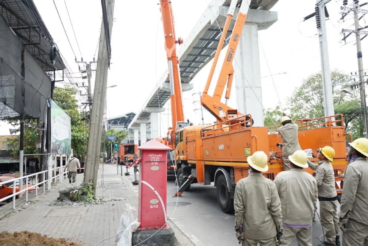 MEA ตรวจเหตุรางจ่ายกระแสไฟฟ้า รถไฟฟ้าสายสีชมพู ร่วงทับสายไฟฟ้า